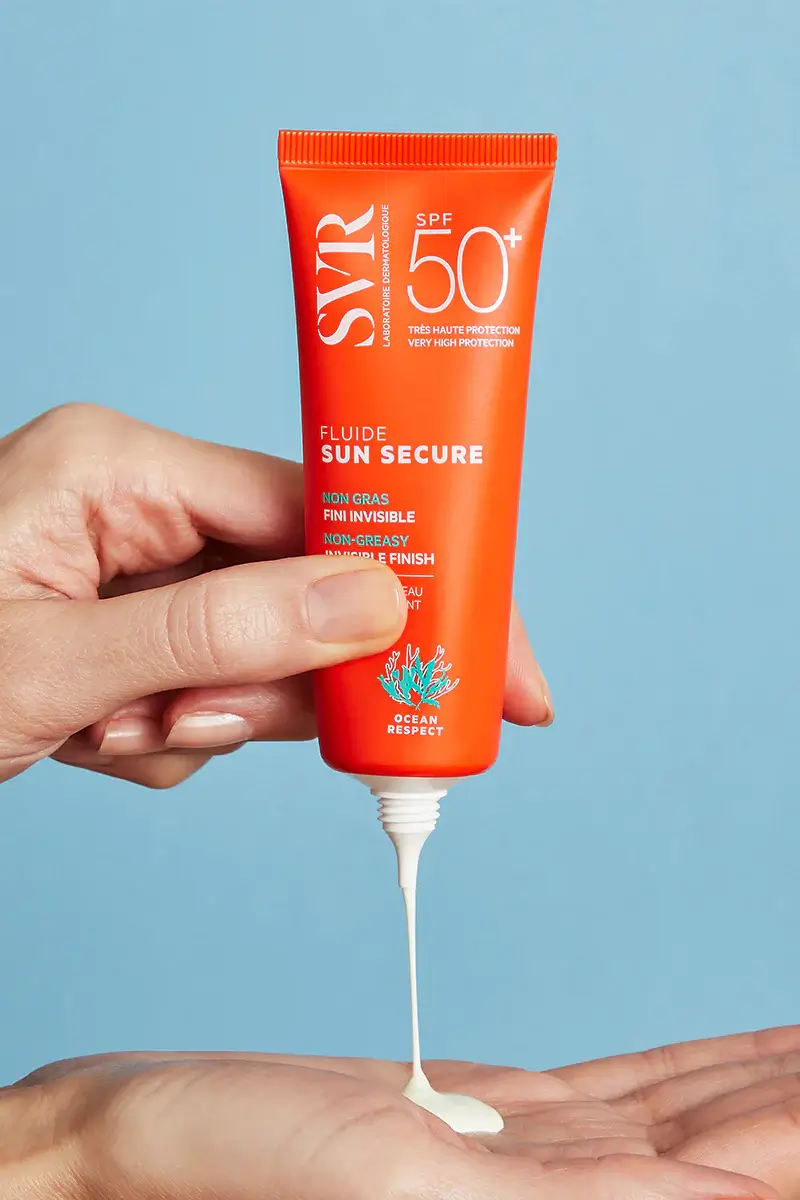 Application de la crème solaire SVR Sun Secure Crème SPF50+ sur le corps