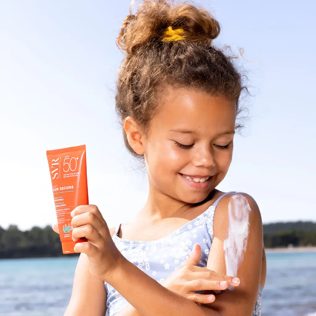 Bébé avec la crème solaire SVR Sun Secure Crème SPF50+ appliquée sur le visage