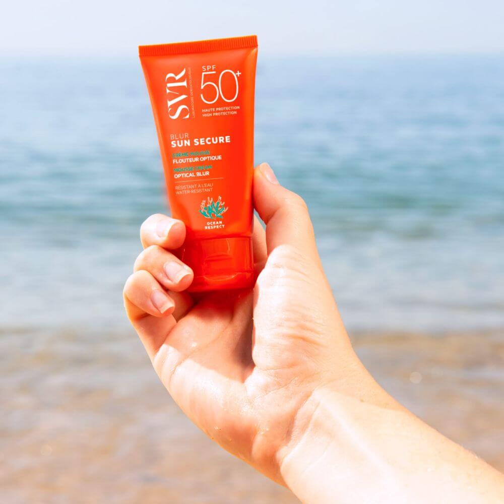 SVR Sun Secure Crème SPF50+ sur la plage en Tunisie, protection solaire haute performance