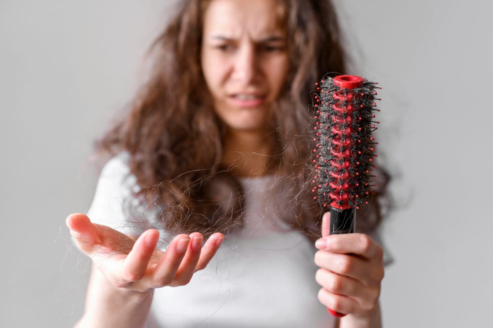 Chute de cheveux 2025 chez les jeunes adultes en Tunisie